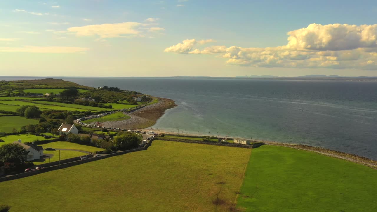 flaggy shore, clare, irlanda, agosto de 2020, un dron orbita la playa con la bahía de galway al fondo