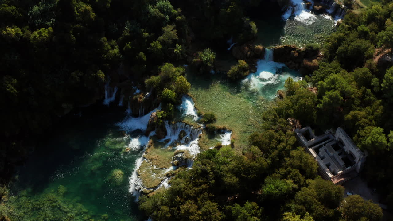 vista de pájaro de las cascadas en el parque nacional krka durante el verano - toma aérea de drones
