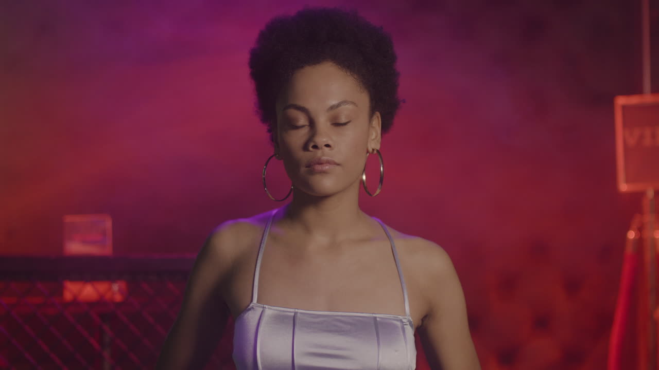 портрет красивой девушки на дискотеке, уверенно смотрящей в камеру