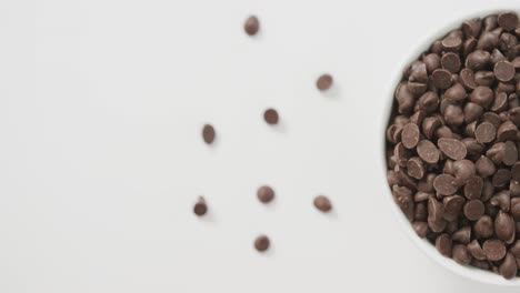 video de una vista aérea de un tazón de trozos de chocolate sobre un fondo blanco