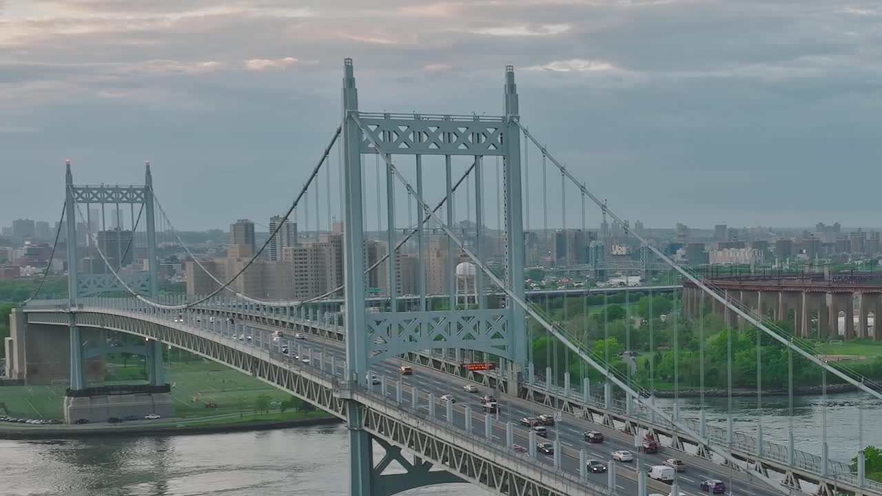 Vista di un ponte a New York con traffico ed edifici sullo sfondo