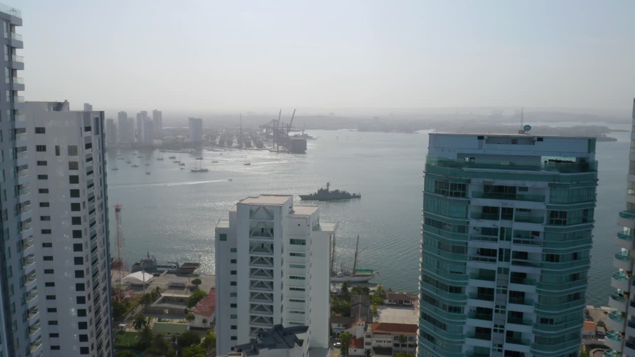 Un drone si allontana da una nave della Marina colombiana a Cartagena, Colombia
