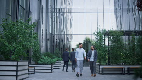 gente de negocios caminando por el jardín de un edificio de oficinas, rutina diaria en el centro de la ciudad.