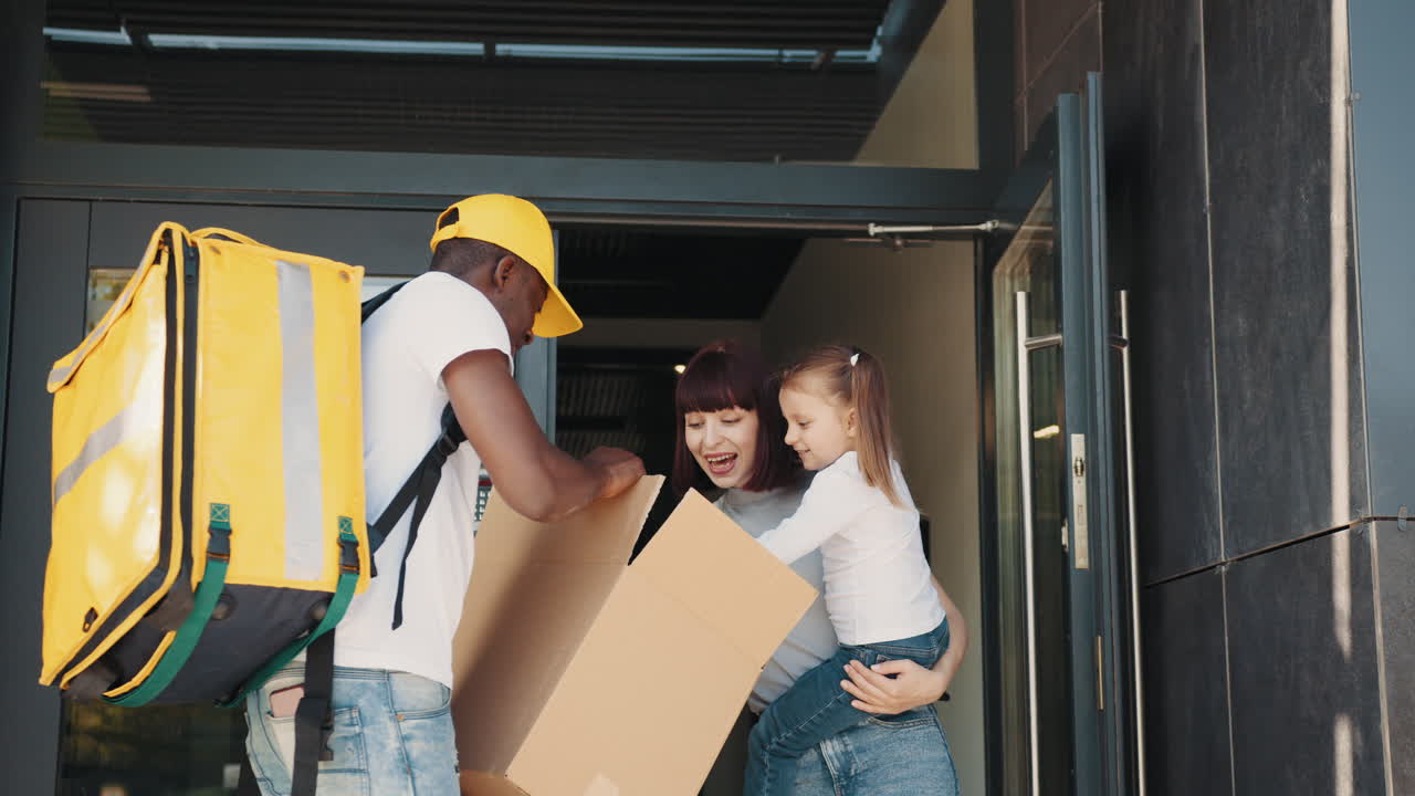 entrega de paquetes a una familia en su hogar