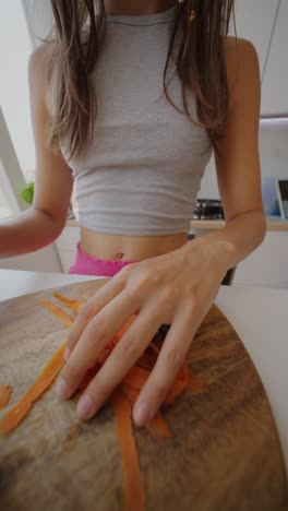 mujer preparando verduras en una cocina