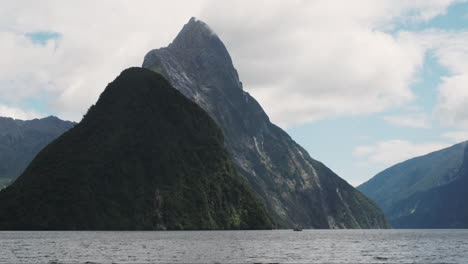 El-Majestuoso-Pico-De-Milford-Sound-Llega-Hasta-Las-Nubes.