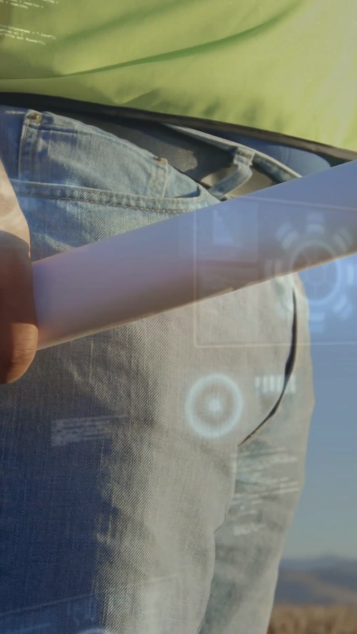 Video verticale: Torso maschile maturo che tiene un rotolo mentre appare un'interfaccia utente olografica, le mani si spostano per la scansione.