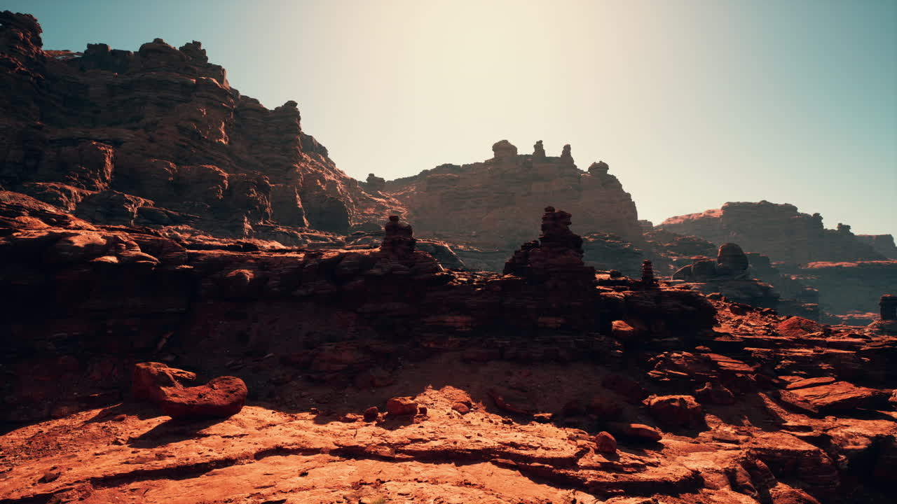un área rocosa con rocas y un fondo de cielo