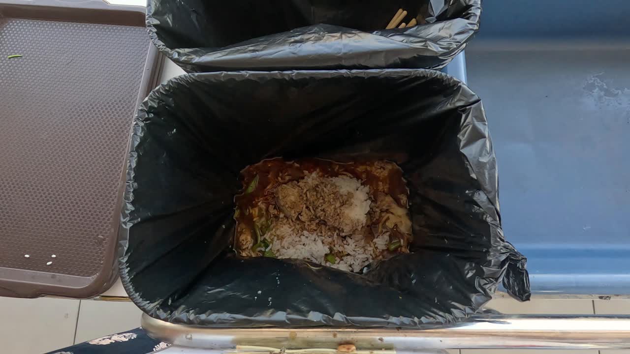 eliminación secuencial de los residuos alimentarios en la basura