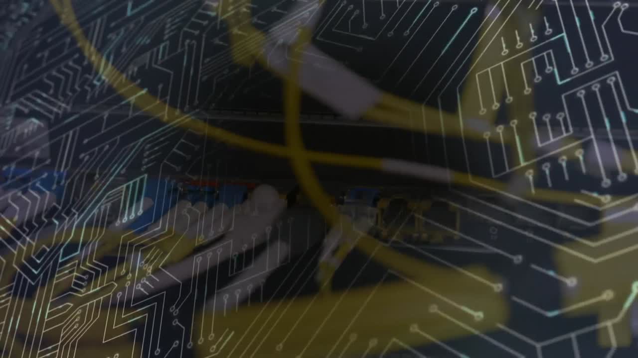 cavi in una sala server per computer con scheda di circuito mobile