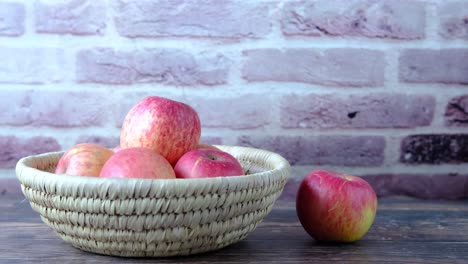 manzanas en una canasta de paja