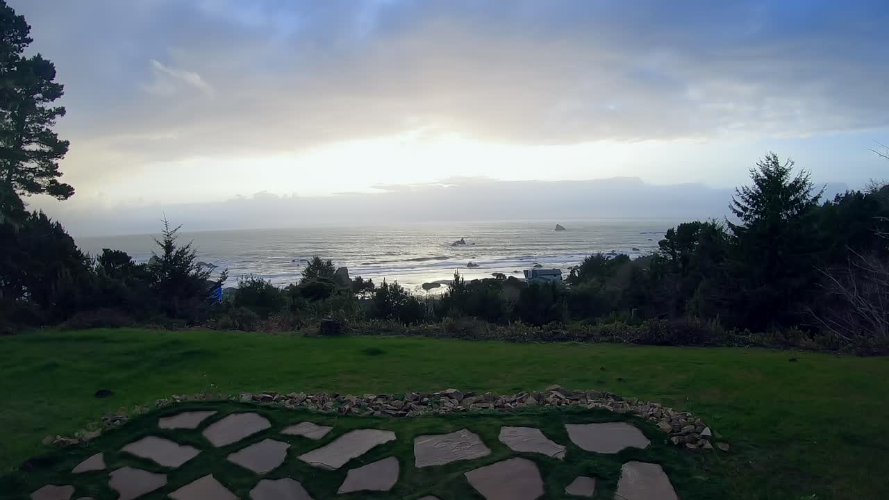 Una vista dell'Oceano Pacifico dalla costa dell'Oregon in una mattina nuvolosa - time-lapse