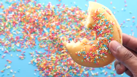 un bocado de rosquilla salpicada de colores