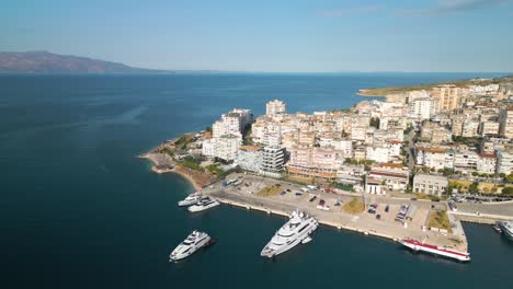 Luftaufnahme-Aus-Der-Umlaufbahn-über-Dem-Hafen-Von-Saranda-Mit-Yachten,-Die-Für-Den-Tag-Angedockt-Sind