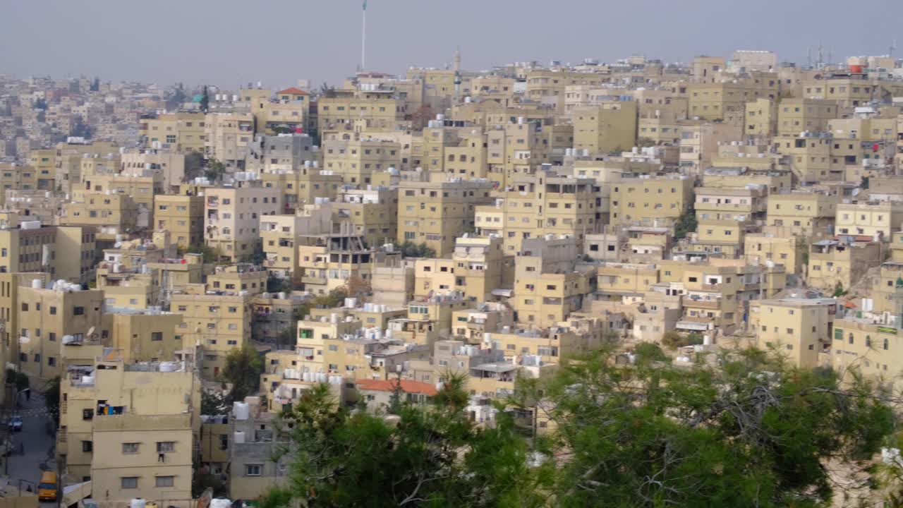 vista panorámica del paisaje de la ciudad capital amman en jordania con casas y edificios densamente poblados