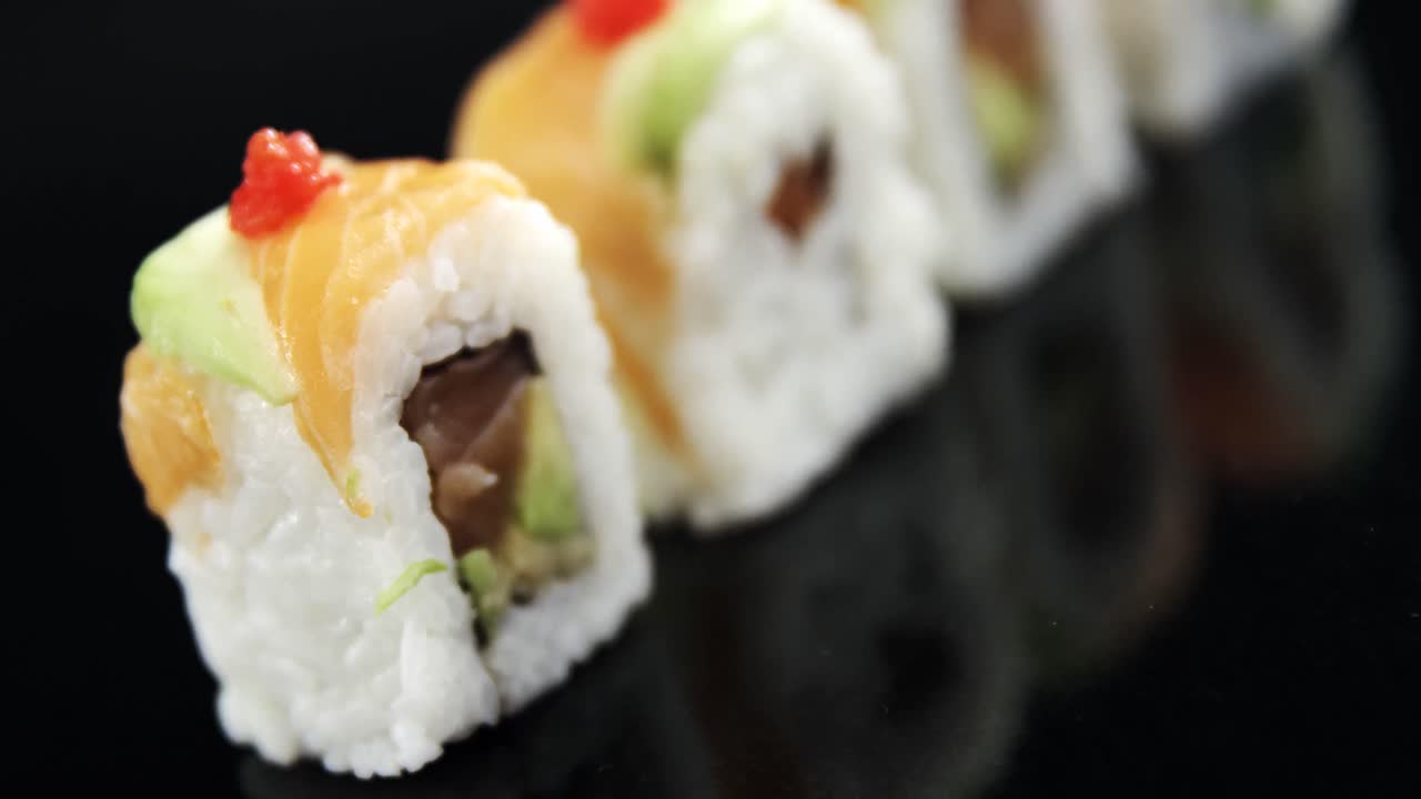 Sushi en fondo negro