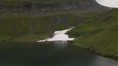 lago bachalpsee a la sombra de las nubes, toma hacia atrás de una gran pala de nieve