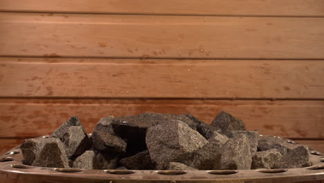 tiro ancho medio la piedra de afilar dentro de una sauna de madera, se vierte agua para crear calor