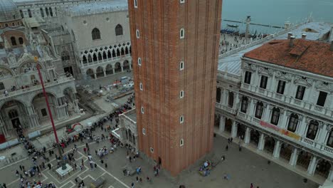 4K-Aerial-of-San-Marco,-the-Rialto-Bridge,-and-the-canals-in-Venice,-Italy-on-a-cloudy-day-18