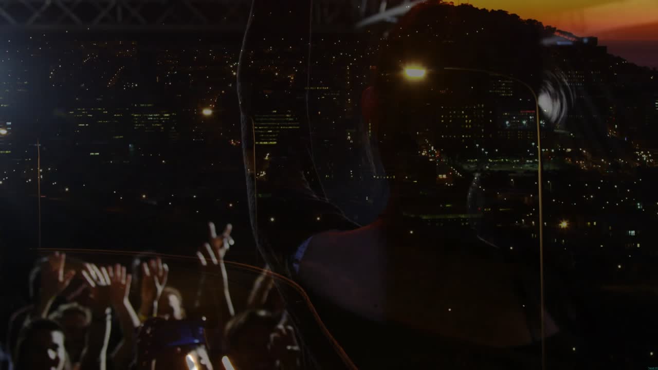 Cantante donna che sale sul palco e afferra il microfono in concerto, inviando onde sonore animate sullo skyline.