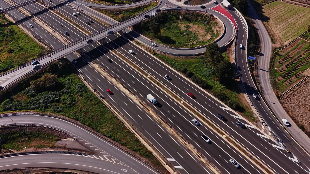 Flusso del traffico sulle autostrade in Spagna durante il giorno