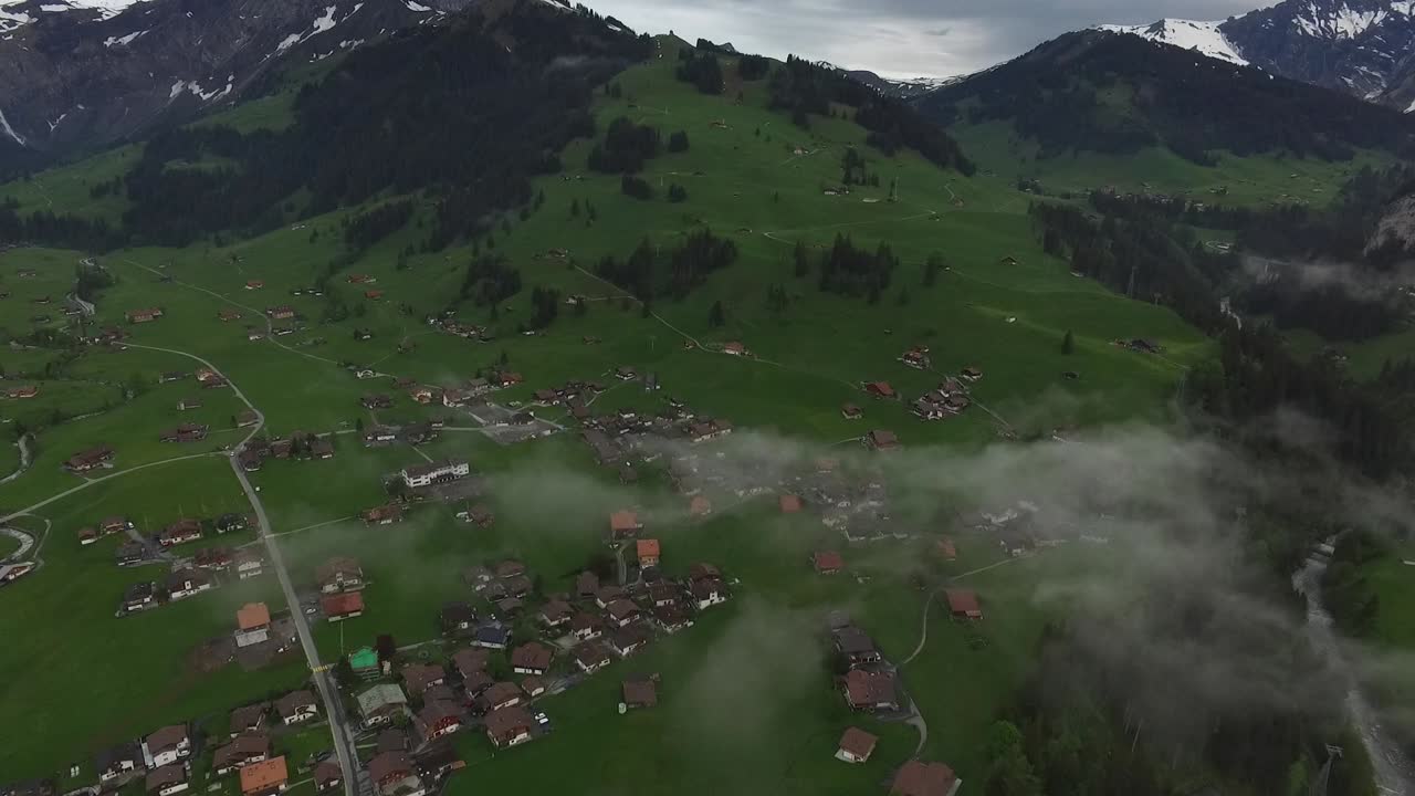 안개와 산이 있는 스위스 계곡 마을