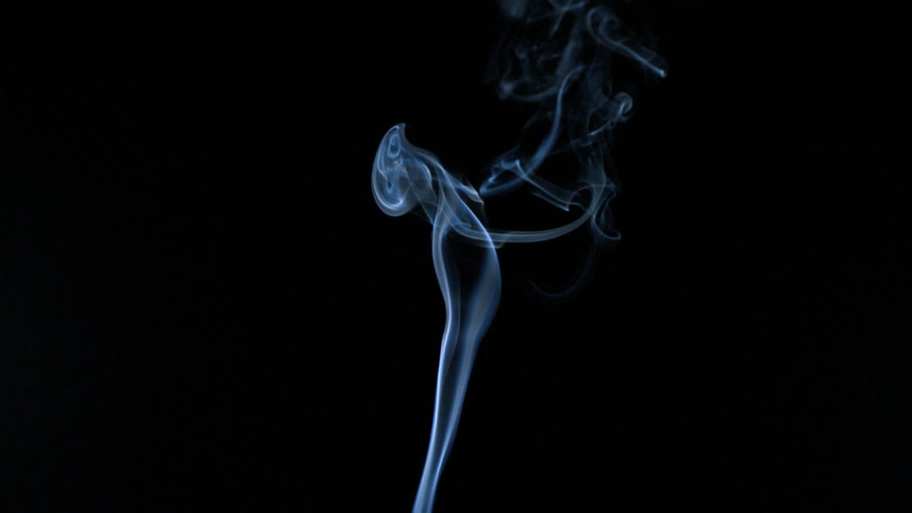 se levanta humo blanco.