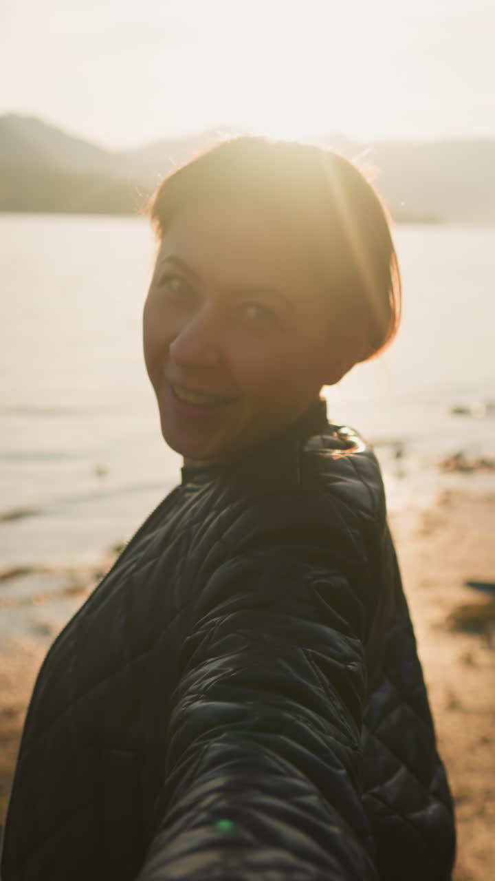 la mujer lleva al hombre de la mano al atardecer. el amor entre los jóvenes y las vacaciones juntos en el campo. disfrutando de momentos positivos en la vida y la belleza de la naturaleza intacta por la noche