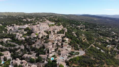 Eine-Drohne,-Die-Sich-An-Einem-Sonnigen-Julitag-Vom-Tal-Aus-Dem-Dorf-Gordes-Nähert