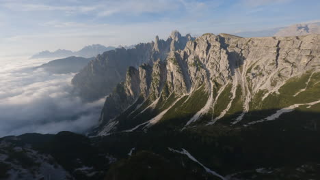 Paisaje-Mágico-De-Dolomitas-En-Italia,-Vista-Aérea-De-Drones-Fpv