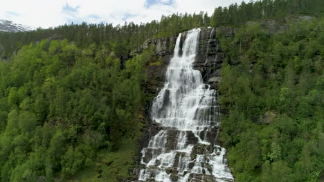 Drohnenaufnahme-Eines-Wasserfalls-Im-Westen-Norwegens