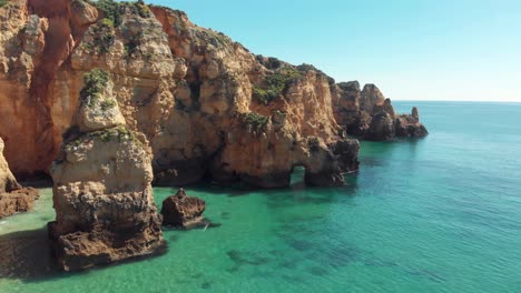 Aguas-Turquesas-Del-Océano-Y-Acantilados,-Lagos,-Algarve,-Portugal