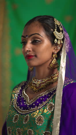 Primer-Plano-Vertical-Del-Retrato-De-Una-Bailarina-De-Kathak-Bailando-Con-Un-Vestido-Y-Joyas-Tradicionales-De-La-India-Y-Mirando-A-La-Cámara-1