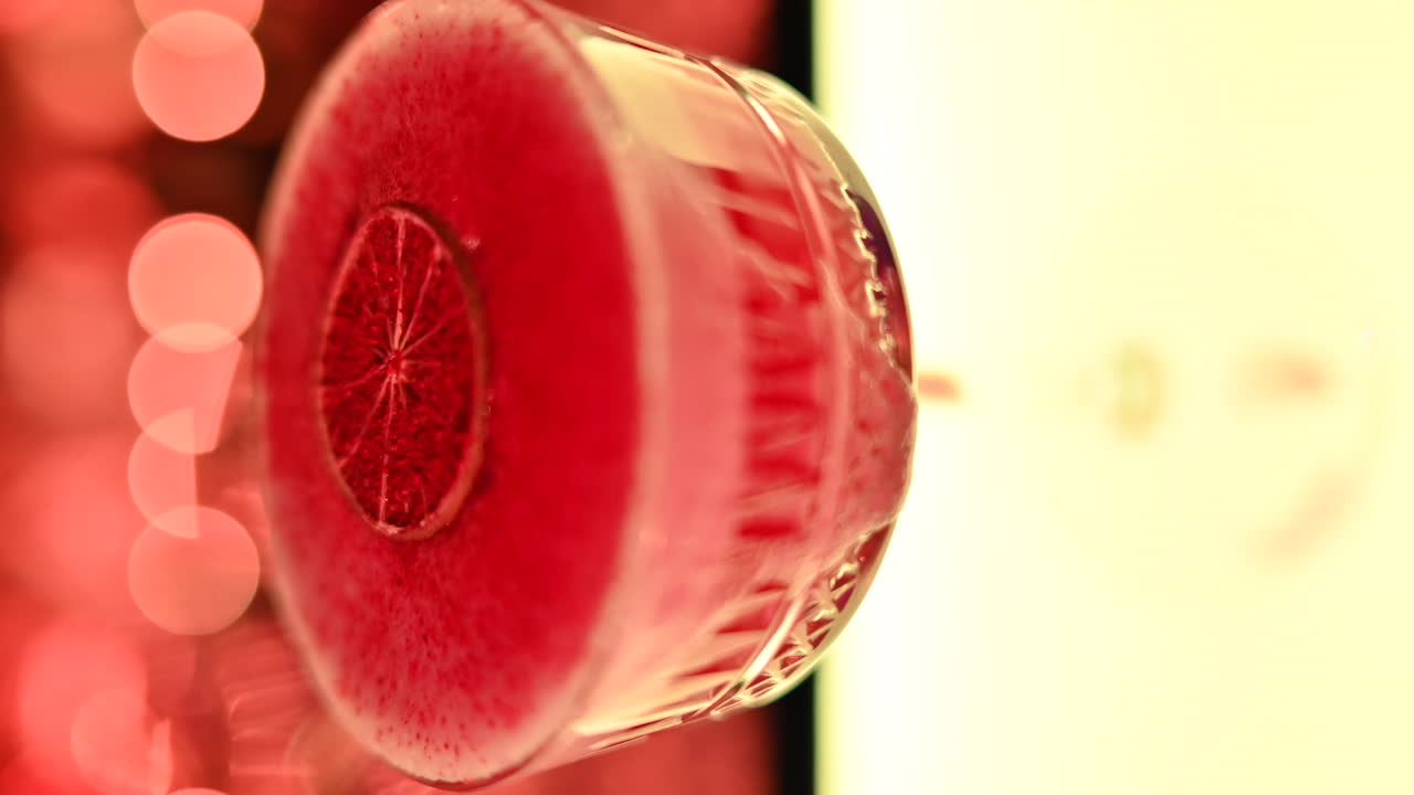 Cocktail di vino bianco frizzante rosso in un bicchiere al bar