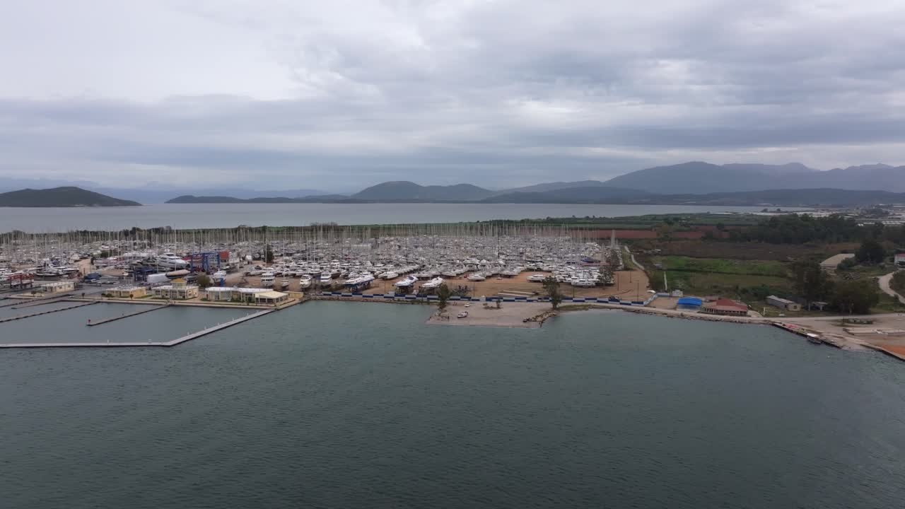 Drone che riprende una marina piena di barche a vela rimessate per l'inverno, Grecia occidentale.