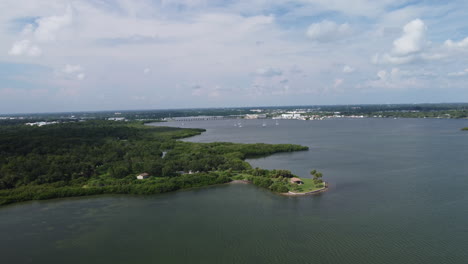 Toma-Aérea-De-Drones-De-4k-De-La-Bahía-De-Boca-Ciega-4