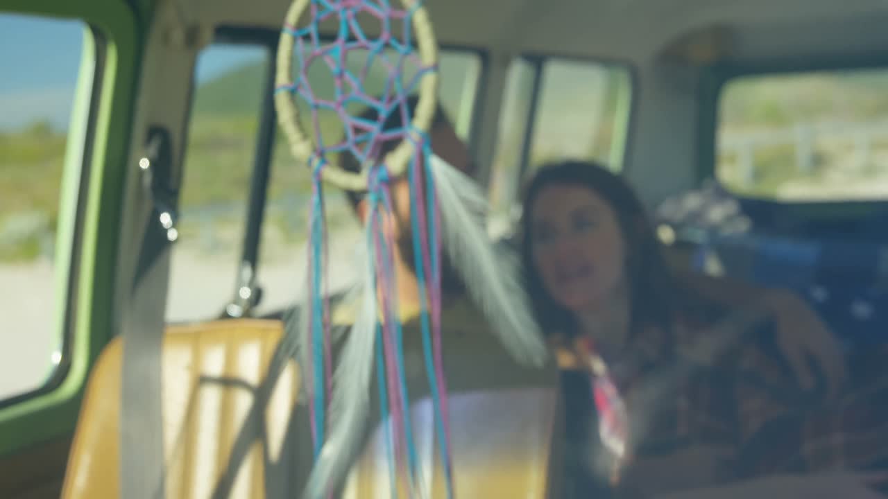 ⁇ 만적인 커플이 밴 4k에서 로맨스를 하고 있습니다.