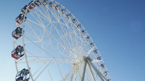 una gran rueda de ferris contra un cielo azul
