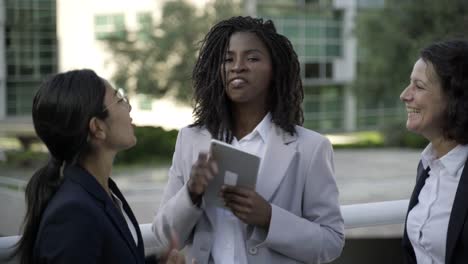 mulheres de negócios alegres com tablets