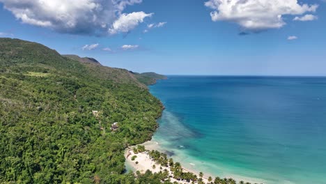 Flug-über-Berge-Und-Palmen-Zum-Strand-La-Boca-Del-Diablo-An-Einem-Sonnigen-Tag,-Dominikanische-Republik