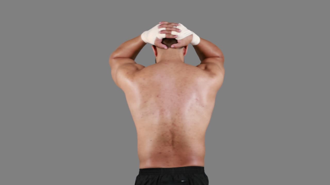 hombre musculoso con los brazos detrás de la cabeza