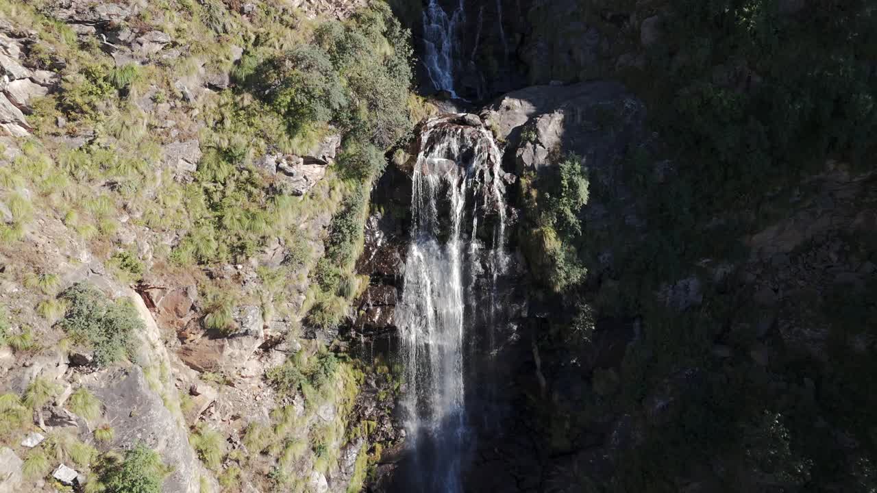 fotografía aérea de la increíble cascada "los alisos" en medio de la vegetación