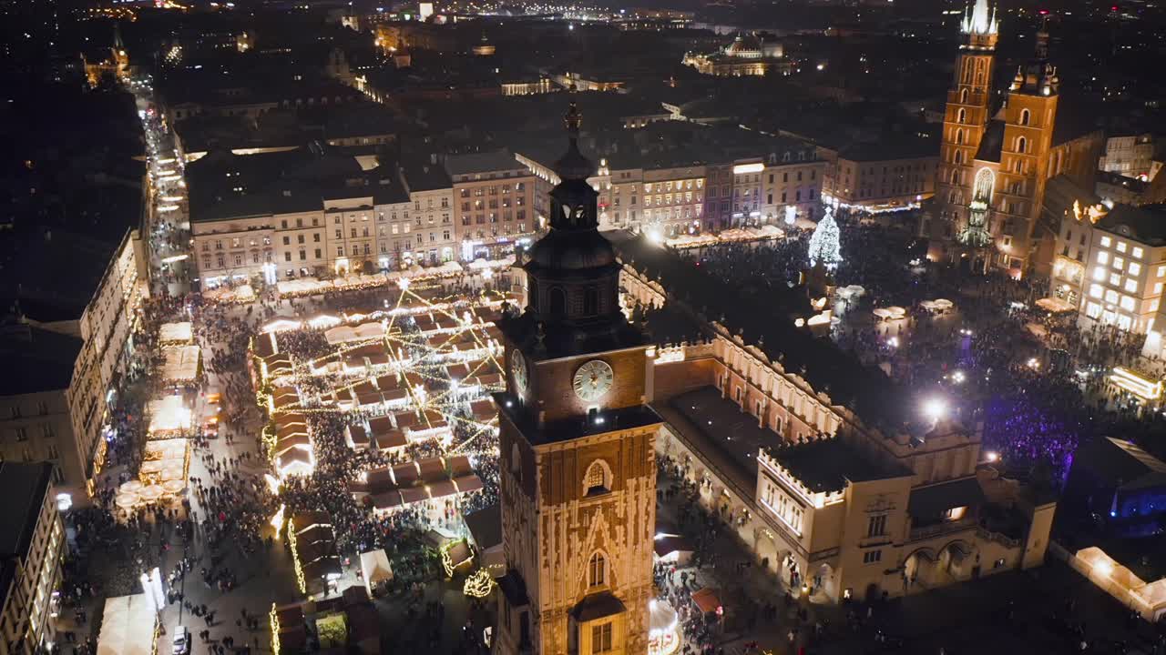 Juleboder om natten på Hovedmarkedstorget i Krakow, Polen