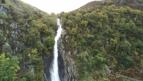 Idílica-Cordillera-De-Snowdonia-Aber-Falls-Falls-National-Park-Entrada-Aérea-A-La-Vista-Del-Borde-Del-Acantilado