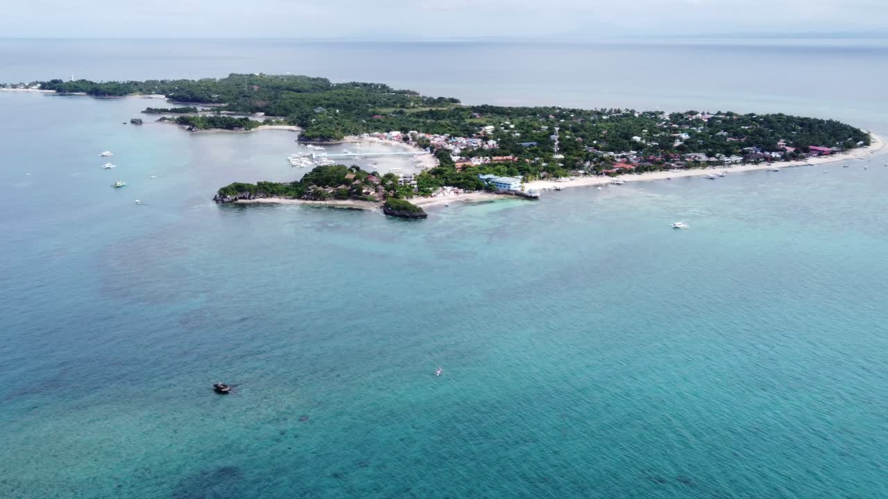 Isola di Malapascua in lontananza in una ripresa aerea in allontanamento, Filippine