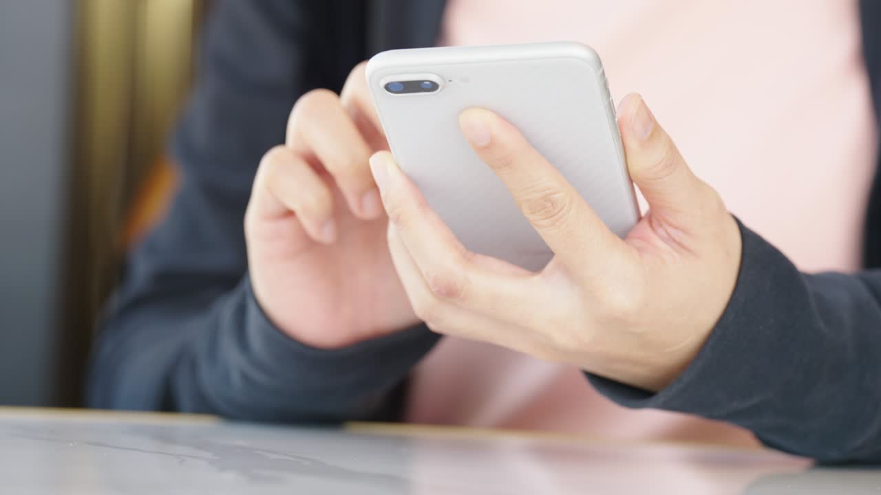 스마트폰을 들고 있는 여성의 손, 모바일 애플리케이션, 일상 생활에서 기술을 사용하는 개념, 온라인 쇼핑, 온라인 결제