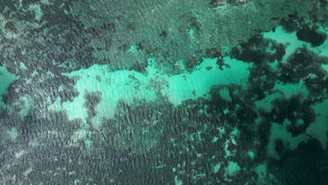 Drohnenaufnahmen-Luftaufnahme-Von-Oben-Auf-Das-Offene-Meer-An-Einem-Sonnigen-Tag