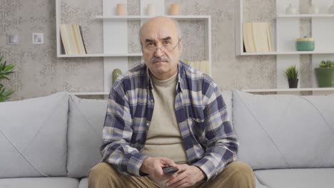 el viejo viendo la televisión se enoja.