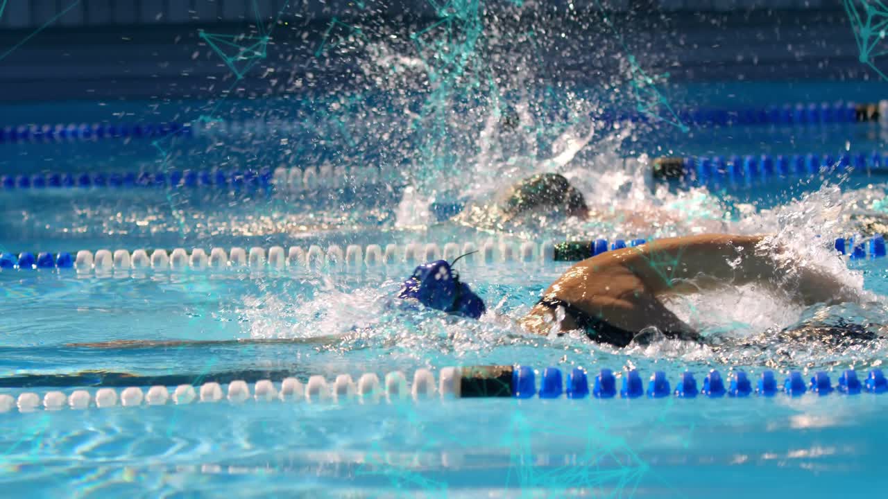 Ein Schwimmer stößt sich im Freistil ab, während ein weiterer Schwimmer in einer Sport-Schwimmbadanlage auf das Ziel beschleunigt.