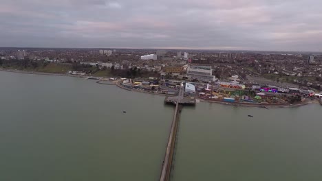 volando sobre un pueblo costero en el reino unido